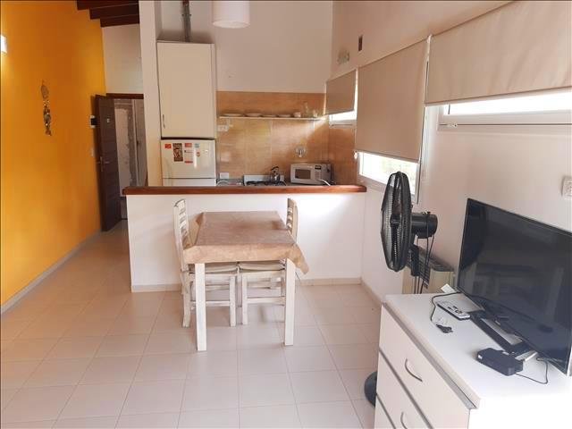 LUMINOSO MONOAMBIENTE CON PARRILLA  A 500 M DEL MAR