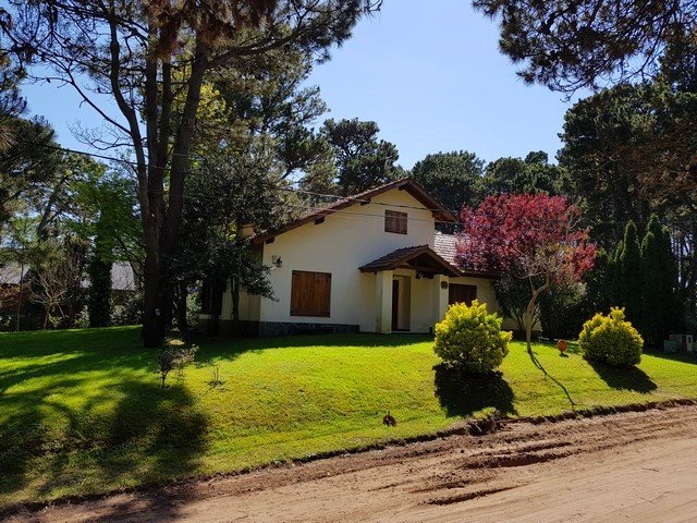 AMPLIO CHALET CON GRAN PARQUE